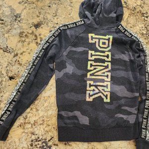 VICTORIA’S SECRET PINK - BLACK CAMO ZIP UP HOODIE WITH SEQUIN LETTERING. (XS)